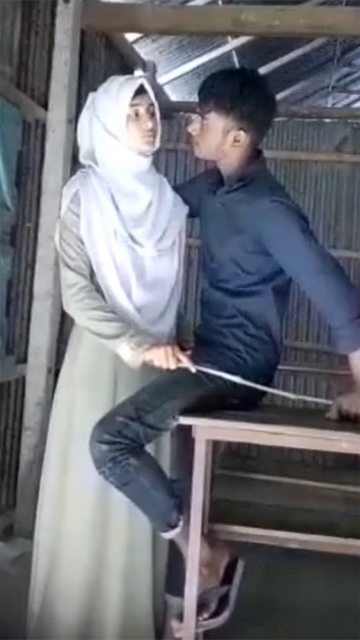 Muslim Girl with Her Boyfriend – Kissing And Fun