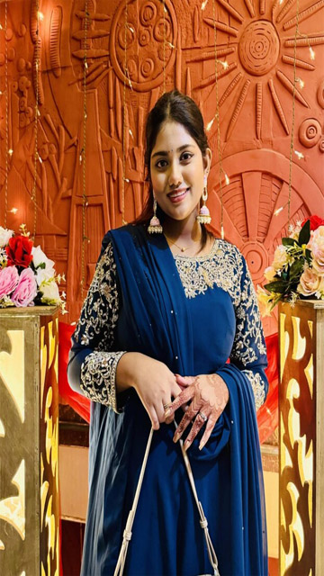 Beautiful Babe Showing Boobs &  Sucking Bulls Dick