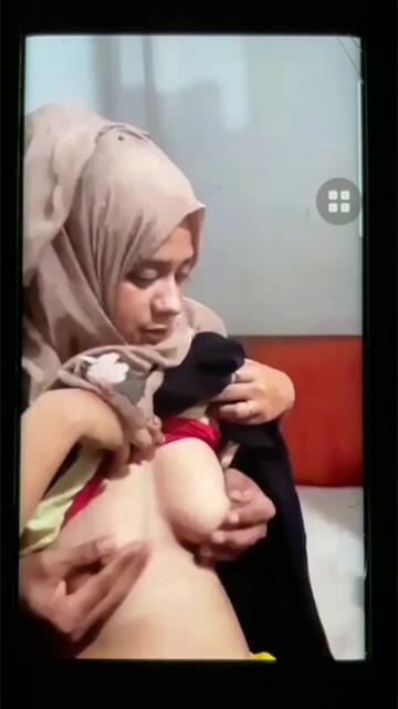 Hijabi GF Boobs Pressing
