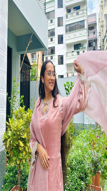 Horny GF Showing Boobs Ass