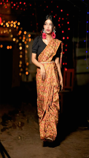 Beautiful Bengali GF – Pressing Boobs Fingering