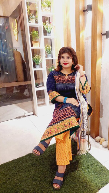 Horny Girl Showing Fingering