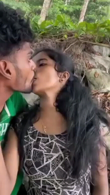 Horny School Girl Outdoor Kissing – Fingering Fucking