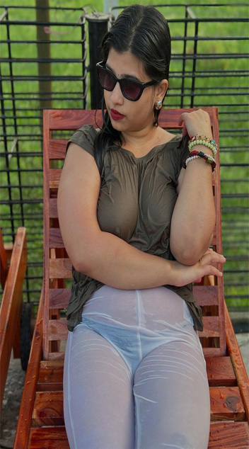 BD Busty TikToker – Swimming Pool Niple Blowjob