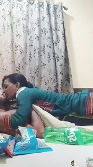 Desi Collage girl – fucking in hostel with BF