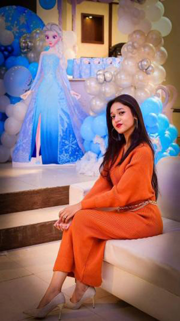 Horny Slim GF Showing Fingering And Fucked