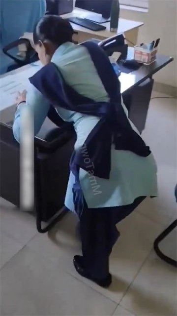 Flash Dick Infront Of Multiple – Girls In Public Road Mms